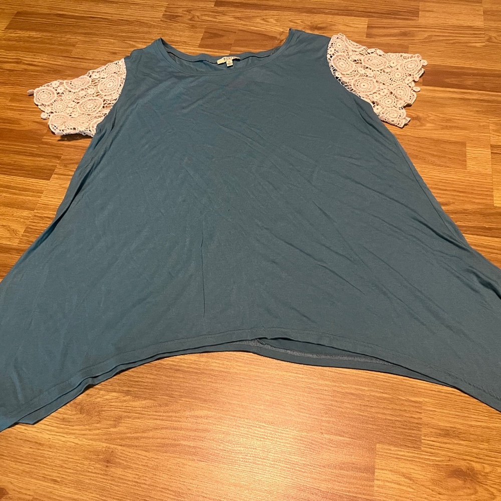 XL women team shirt with crochet sleeves